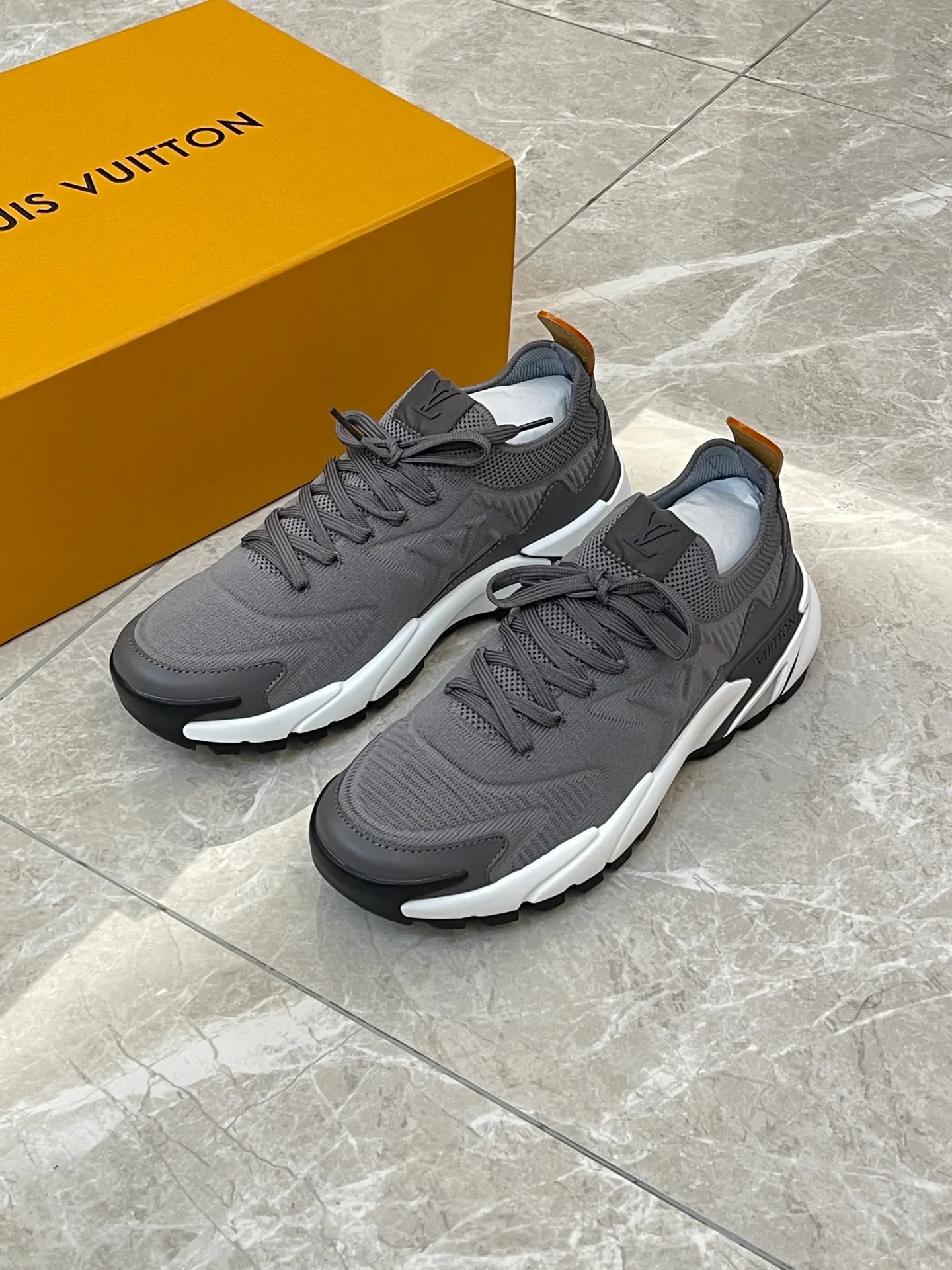 [L Home] Top P: 700💰 Size: 39-44 (customized at 38.45.46) LV Donkey Brand Louis Vuitton RUNNER TATIC new men's sneakers This LV Runner Tatic sneaker uses a whole piece of technical knitting to create an easy-to-take-off design, and then outlines the upper with cow leather trim. The LV logo on the side releases a dynamic atmosphere between the textures, the leather back strap is shaped like the handle fastener of the Louis Vuitton leather goods series, and the lightweight and wear-resistant two-tone rubber sole completes the whole. The toe and heel wrap details continue to provide comfortable fabric foot support, creating a stylish and stylish upper! Comes with full original packaging!